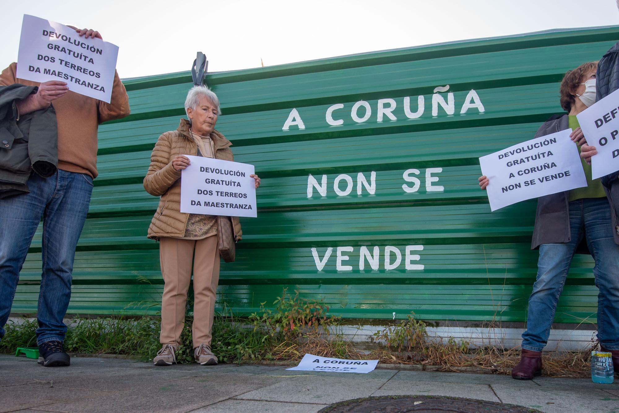 Grafitis reivindicativos en los terrenos de Maestranza