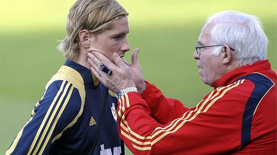 Luis Aragonés conversa con Torres durante el entrenamiento de ayer.