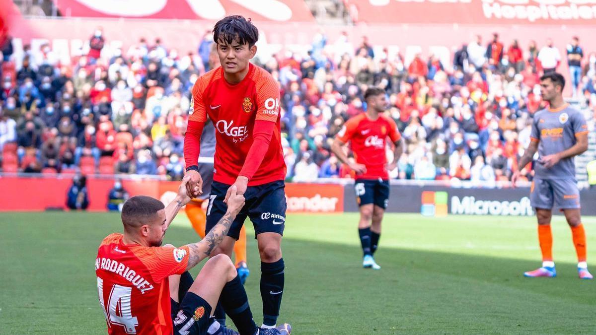 Take Kubo levanta a Dani Rodríguez, en el último partido frente al Valencia.