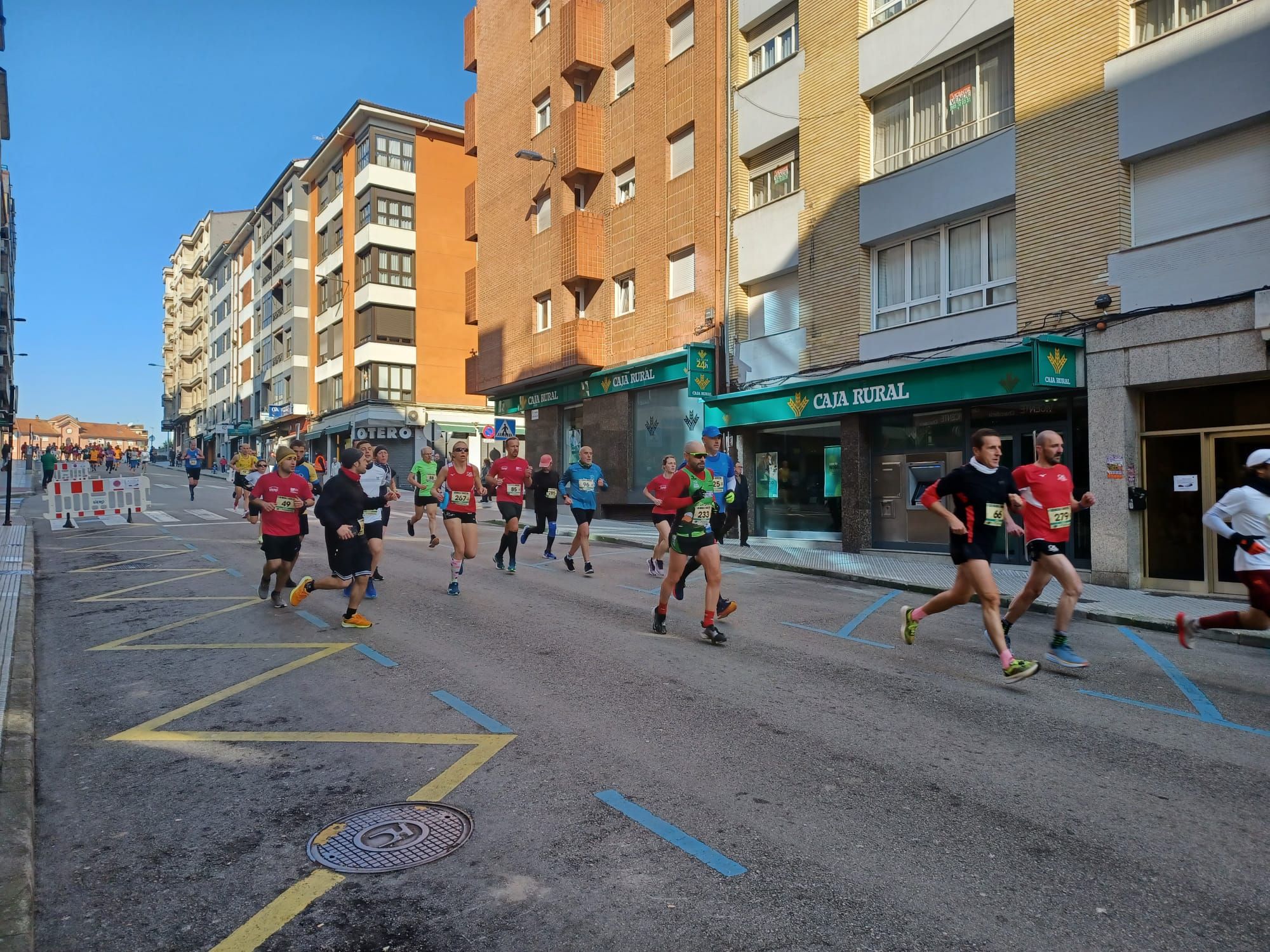 Todas las imágenes de la  XXXIII Media Maratón de Siero: así fue la gran prueba con salida en la Pola