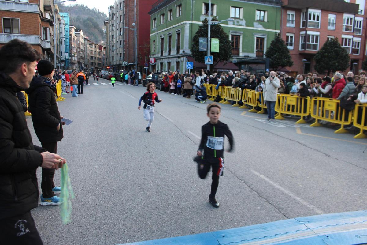 Todas las imágenes de la "San Silvestre" de Mieres: desde los más pequeños hasta los mayores, y con el "Grinch" siempre atento