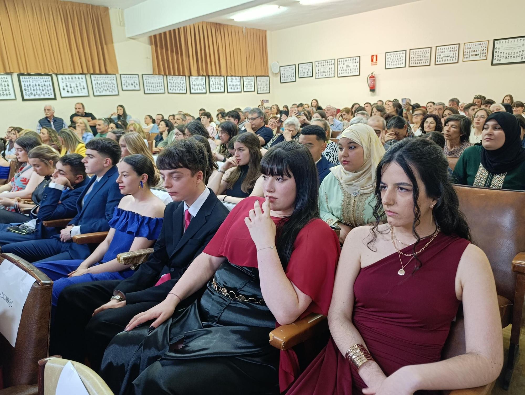 Diplomas y música en la Graduación del Ramón Areces de Grado