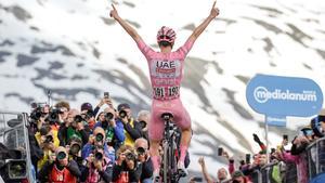 Pogacar celebra su victoria de etapa ante un monte nevado