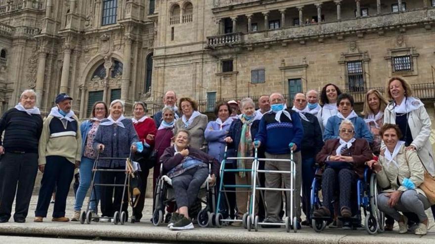 Los mayores de la residencia Conchita Regojo en la plaza del Obradoiro, frente a la catedral de Santiago. | Cedida