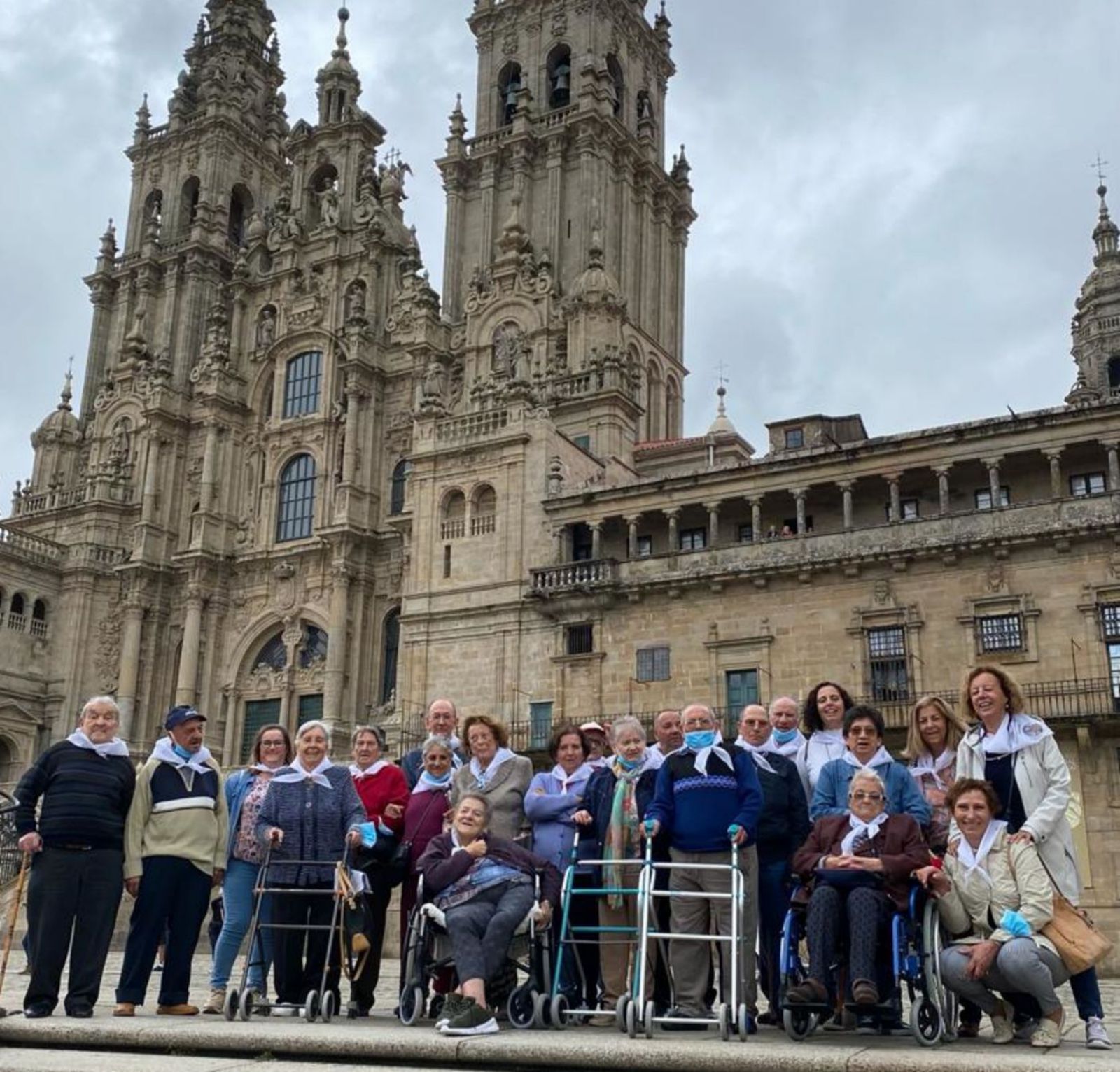 Los mayores de la residencia Conchita Regojo en la plaza del Obradoiro, frente a la catedral de Santiago. | Cedida