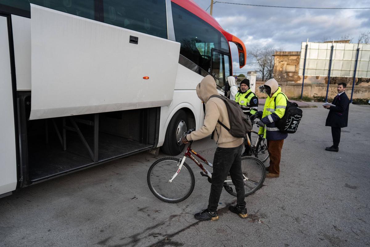 Blanes. Sociedad. Ambiente de usuarios de Rodalies en la estación de Blanes realizando transbordos con autobuses para llegar a sus destinos, en el marco del seguimiento del servicio y la vuelta progresiva a la “normalidad”. Foto: Zowy Voeten / El Periódico