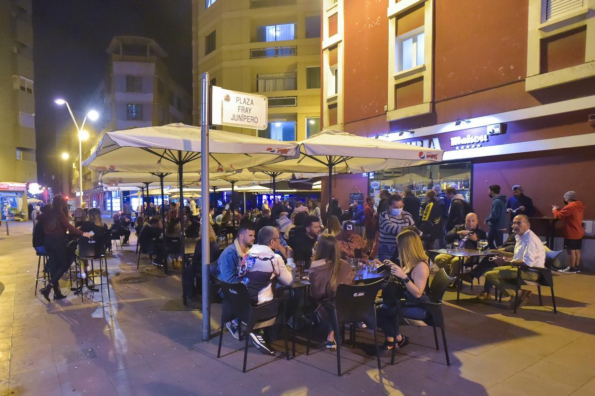 Usuarios de una de las terrazas de la Plaza Fray Junípero, colindante a la calle Joaquín Costa