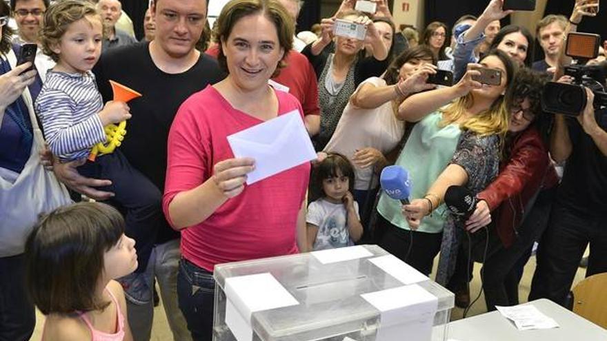 Colau ganaría las elecciones en Barcelona, según el sondeo a pie de urnas de TV3