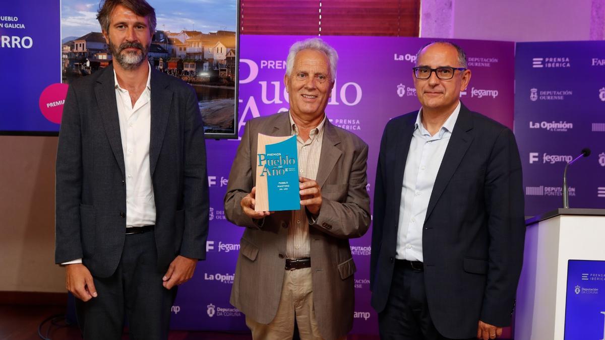 Varela, presidente de la Fegamp; Sobral, alcalde de Poio; y Da Silva, subdirector general de Prensa Ibérica en Galicia