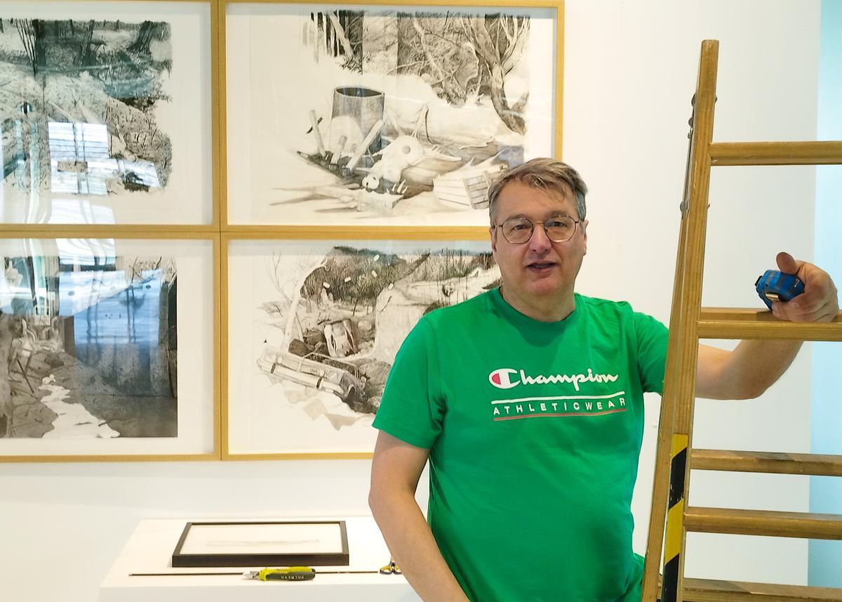 Un momento, durante el montaje de la exposición "On Another Planet"