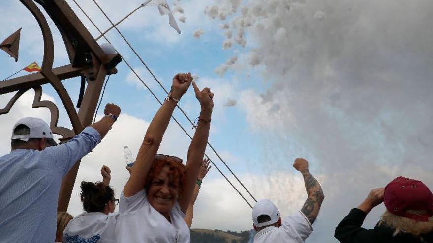 Crece la polémica en Cangas por la negativa a que las mujeres tiren voladores en la Descarga: &quot;Es ilógico que un hombre de Tineo pueda y una vecina de Cangas, no&quot;