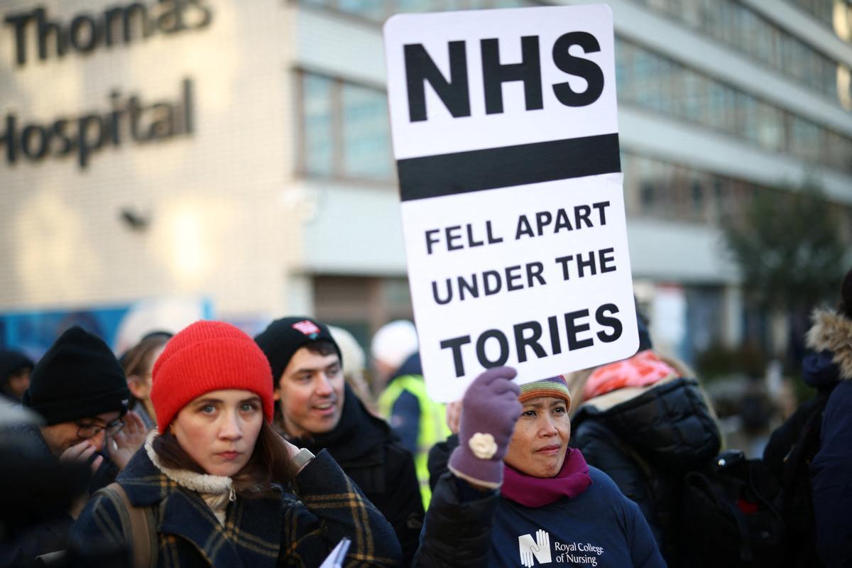 Protesta de enfermeras del sistema de salud público del Reino Unido (NHS, por sus siglas en inglés), frente al Hospital St. Thomas de Londres. Reclaman recibir un salario digno acorde con el trabajo que realizan.