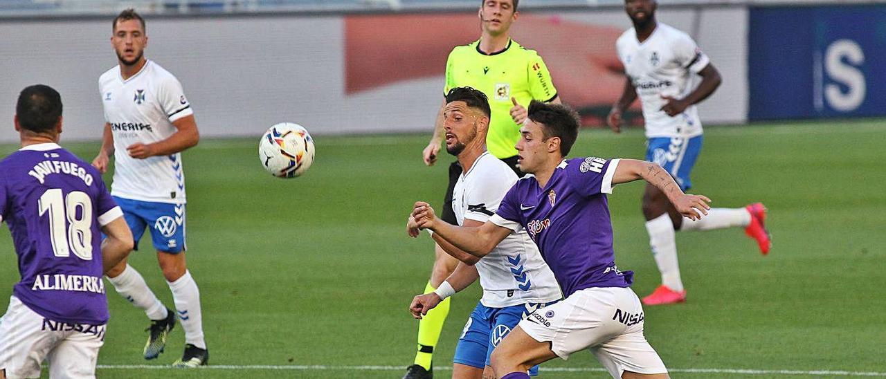 Pedro Díaz tratar de superar al jugador del Tenerife Fran Sol.