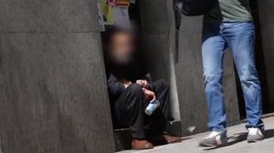 Càmera oculta on es pot observar la diferent reacció de les persones davant el bitllet caigut.