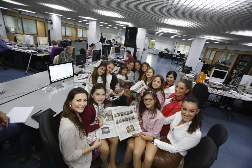 La Bellea del Foc y la Infantil, acompañadas de sus damas, visitaron la redacción del periódico y respondieron a las preguntas de los lectores en un encuentro digital