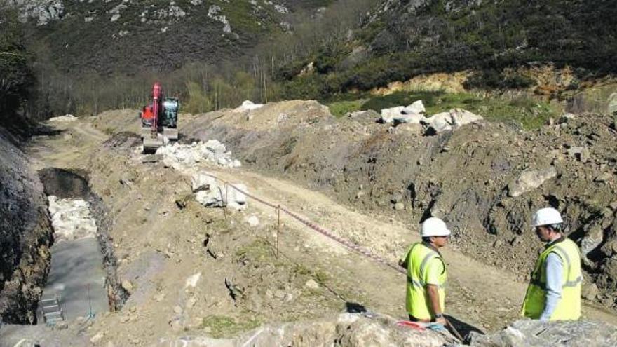 Las obras de urbanización del polígono de Comillera, en Sobrescobio, primer área empresarial del parque natural de Redes.