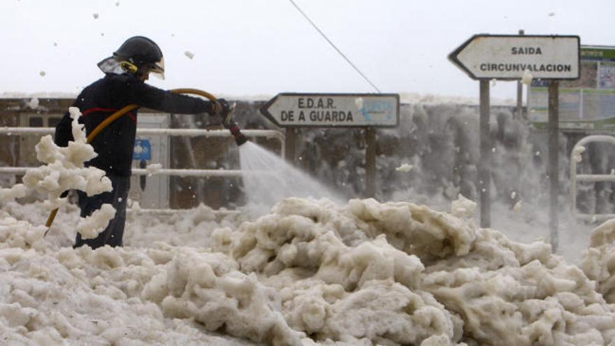 Temporal en Galicia | Espectáculo de espuma en A Guarda