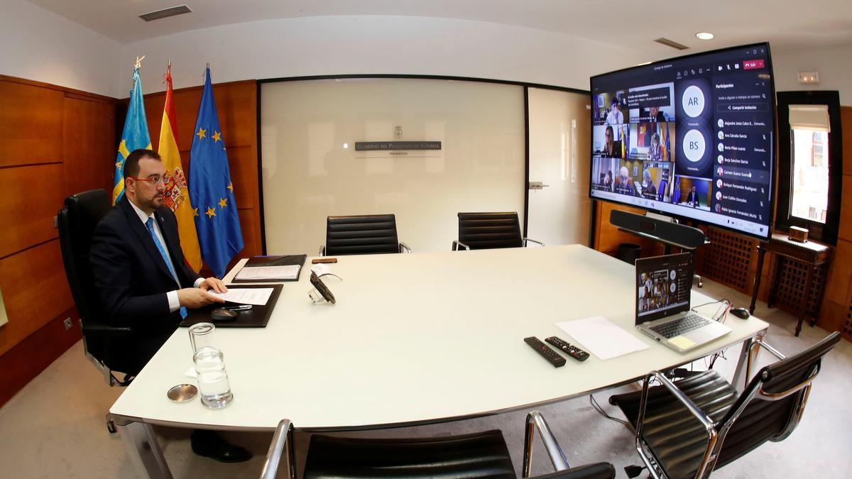 Adrián Barbón preside la reunión telemática del Consejo de Gobierno.