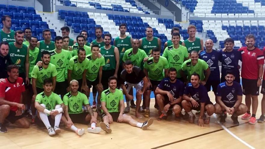 Los jugadores del Air Europa coinciden en Son Moix con el Palma Futsal