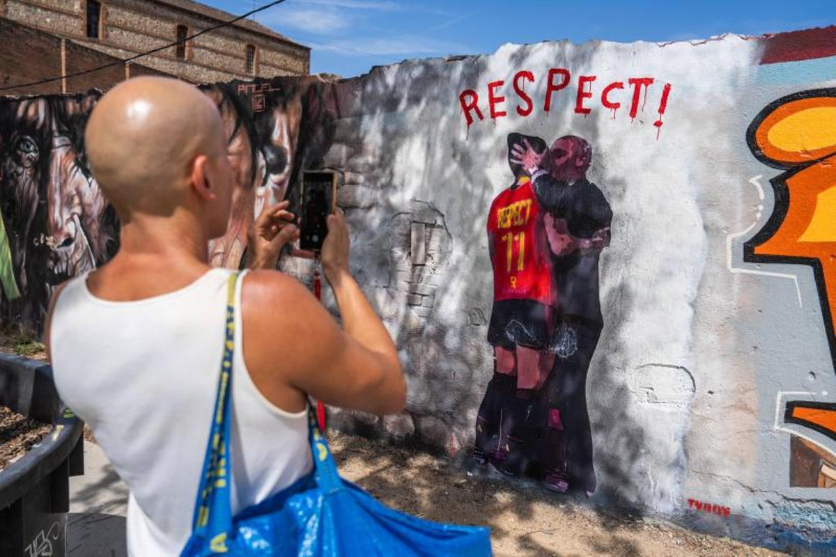 Mural de TVBoy pidiendo respeto a Rubiales