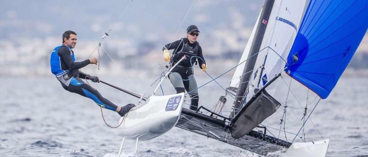 Fernando Echávarri, junto a su compañera Tara Pacheco, durante una competición de Nacra 17. // Jesús Renedo