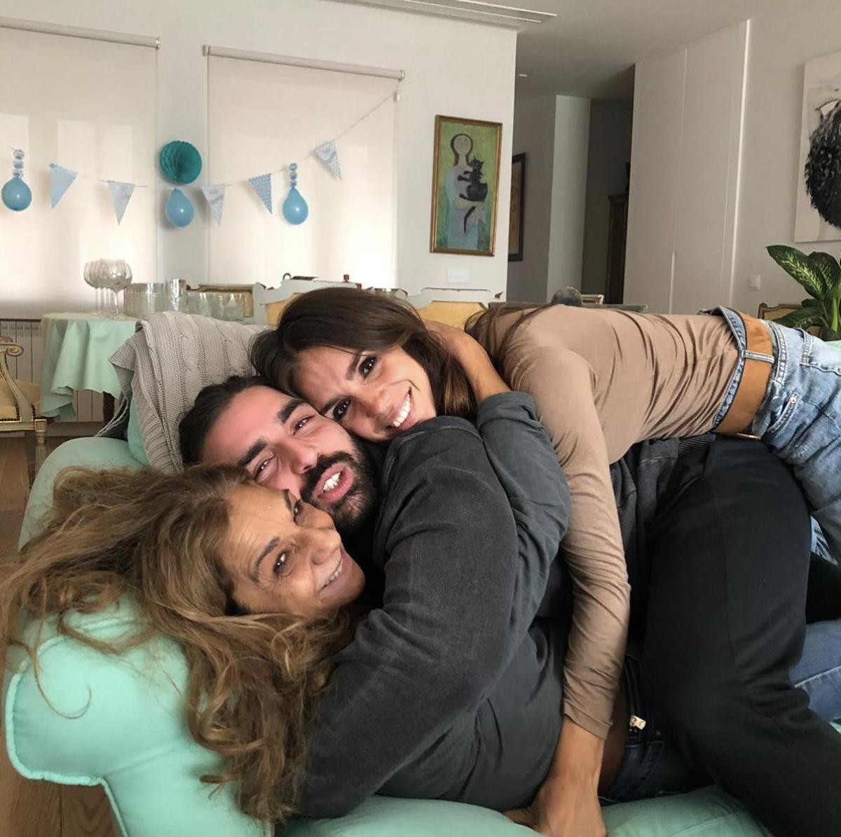 Lolita Flores, junto a sus hijos, en su espectacular piso en Madrid