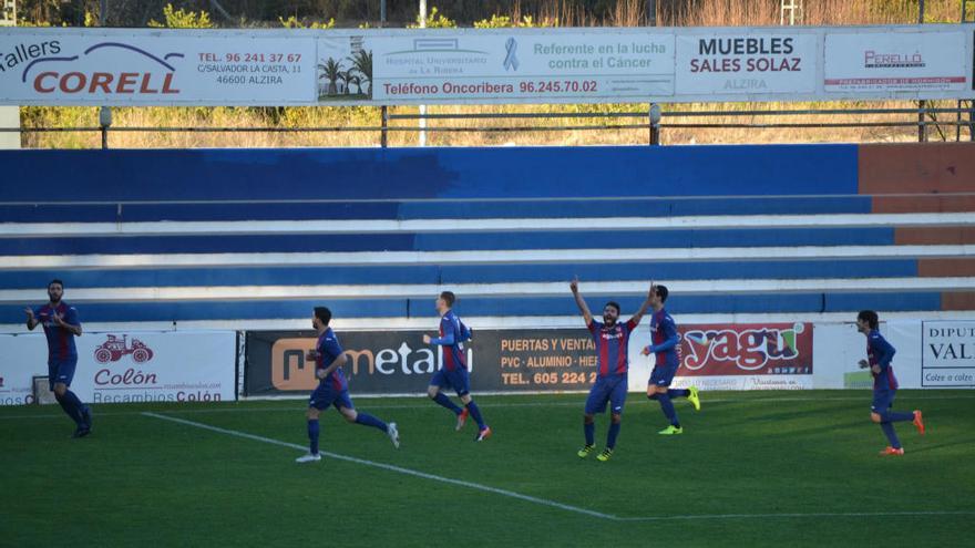 Los jugadores del Alzira celebran su primer gol.