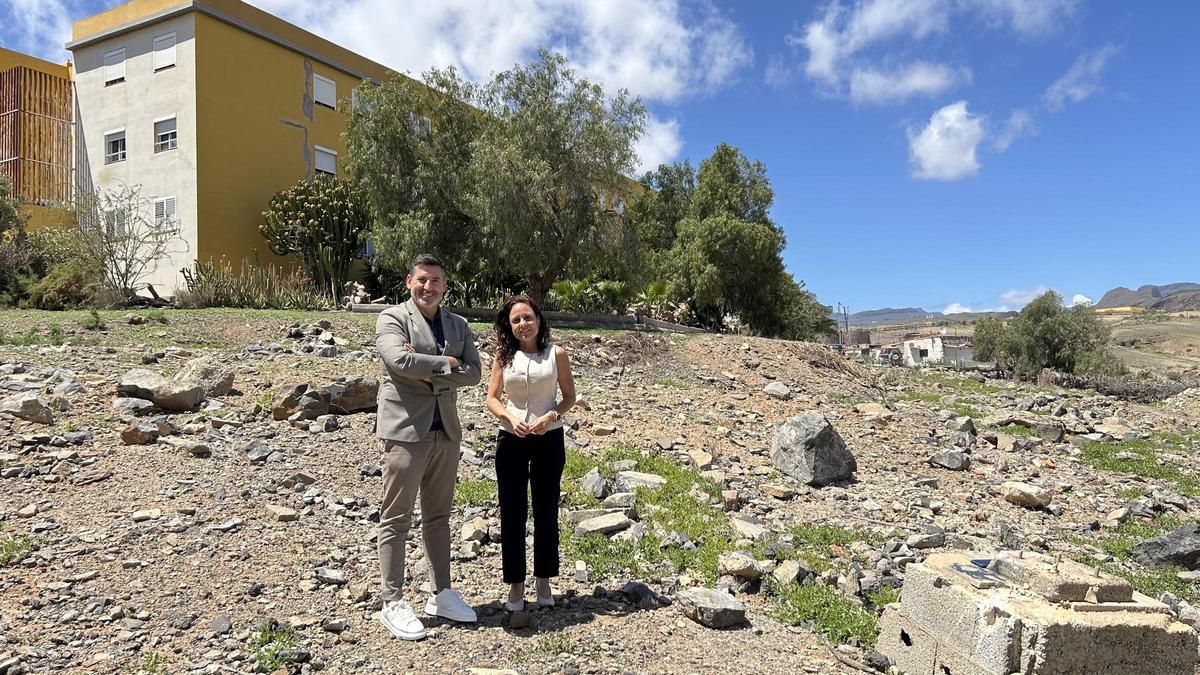 El primer teniente de alcalde, Alejandro Marichal y la concejala de Vivienda, Lucía Jiménez, en el terreno donde irán futuras viviendas municipales.