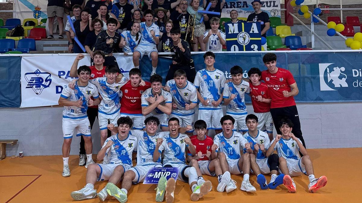 Equipo del Disalmo Luceros, tras uno de sus partidos en la Final a Ocho de Palma del Río.