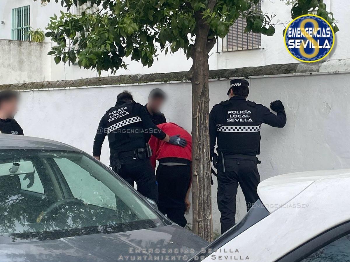 Detenido un joven de 23 años tras robar en el interior de un coche en la Macarena