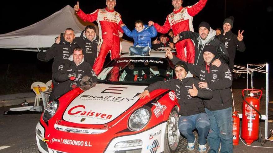 Iván Ares y Álvaro Bañobre celebran con el resto de su equipo la victoria en el Rally Ribeira Sacra.