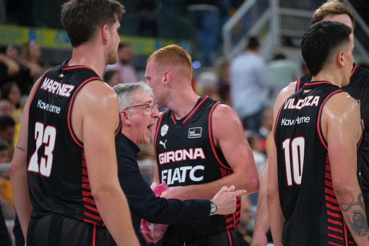 Moncho arengant els jugadors del Bàsquet Girona en un temps mort