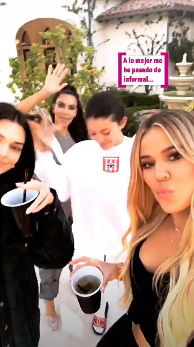 Khloé Kardashian disfrutando de sus hermanas (salvo Kourtney)