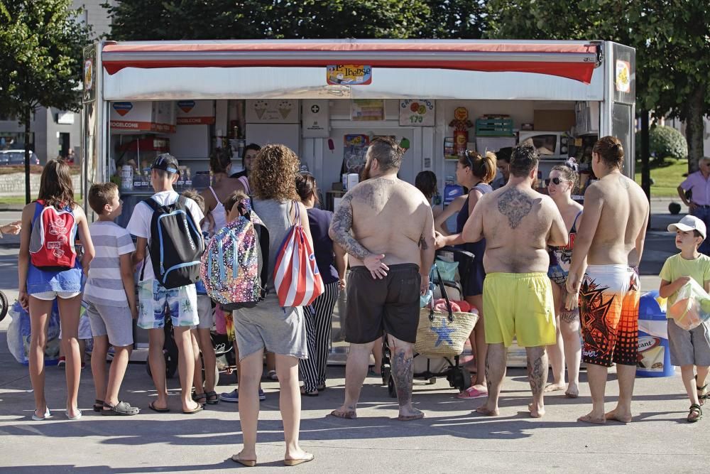 Bañistas en la playa de Poniente