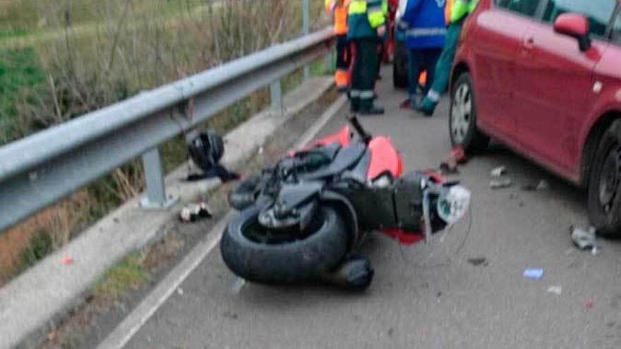 Estado en el que quedó la motocicleta tras el siniestro, junto al coche contra el que colisionó.