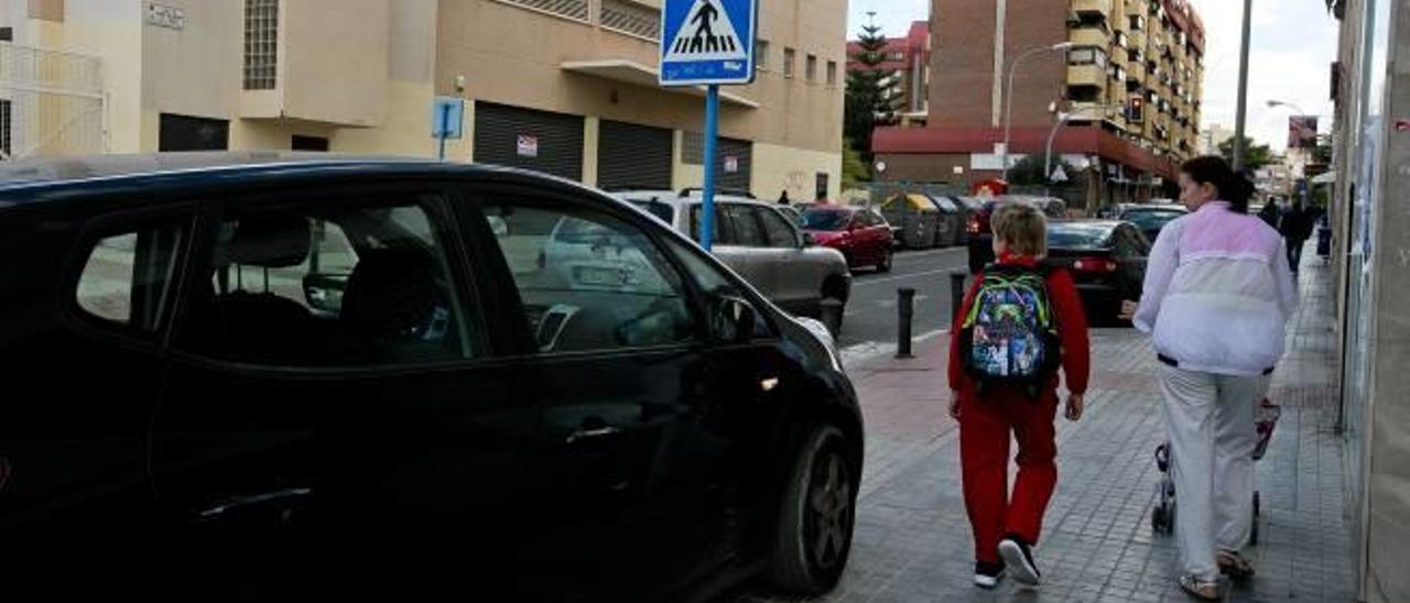 Las familias se quejan de la excesiva velocidad y falta de regulación del tráfico junto a los colegios.