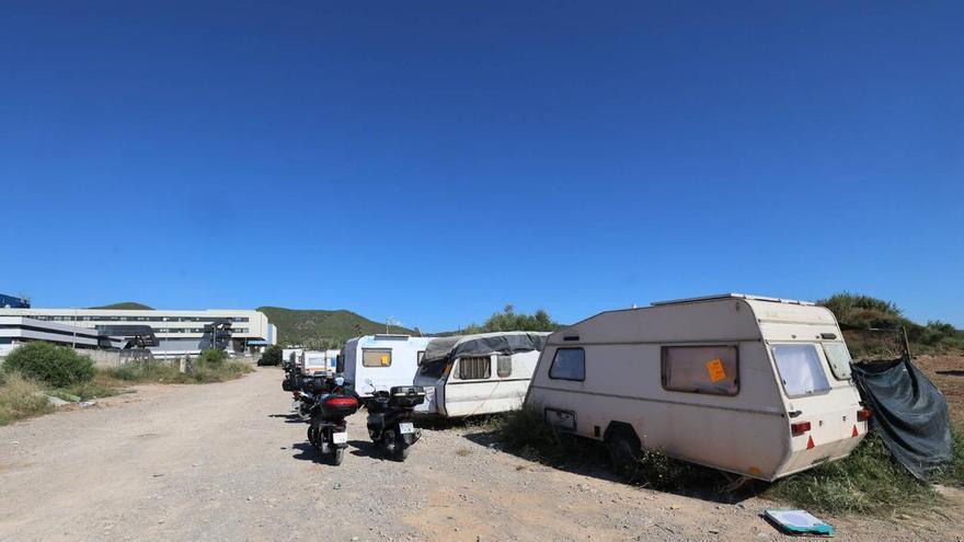 Las caravanas abandonan un asentamiento en Ibiza tras el aviso de denuncia de la Policía Local