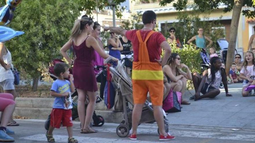 Un grupo de madres, con varios niños y niñas, durante una actividad de las fiestas en Benifairó.