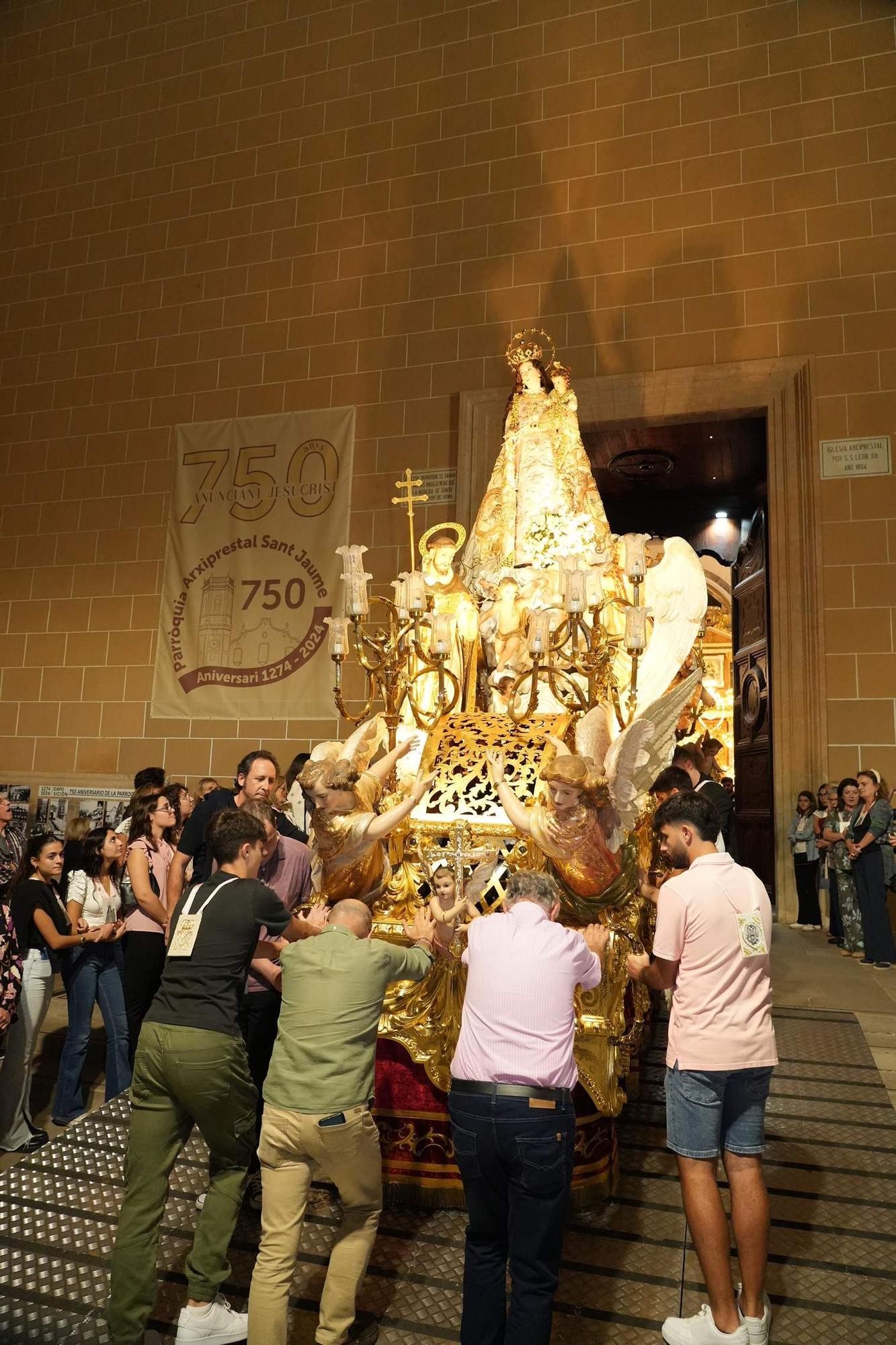El traslado de la Virgen culmina las fiestas de las rosarieras de Vila-real