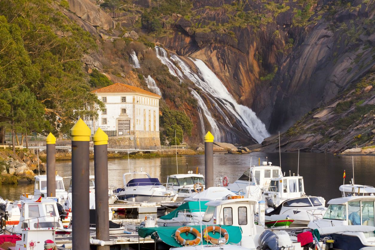 En el puerto deportivo se puede contratar un servicio de kayak para descubrir más profundamente la zona
