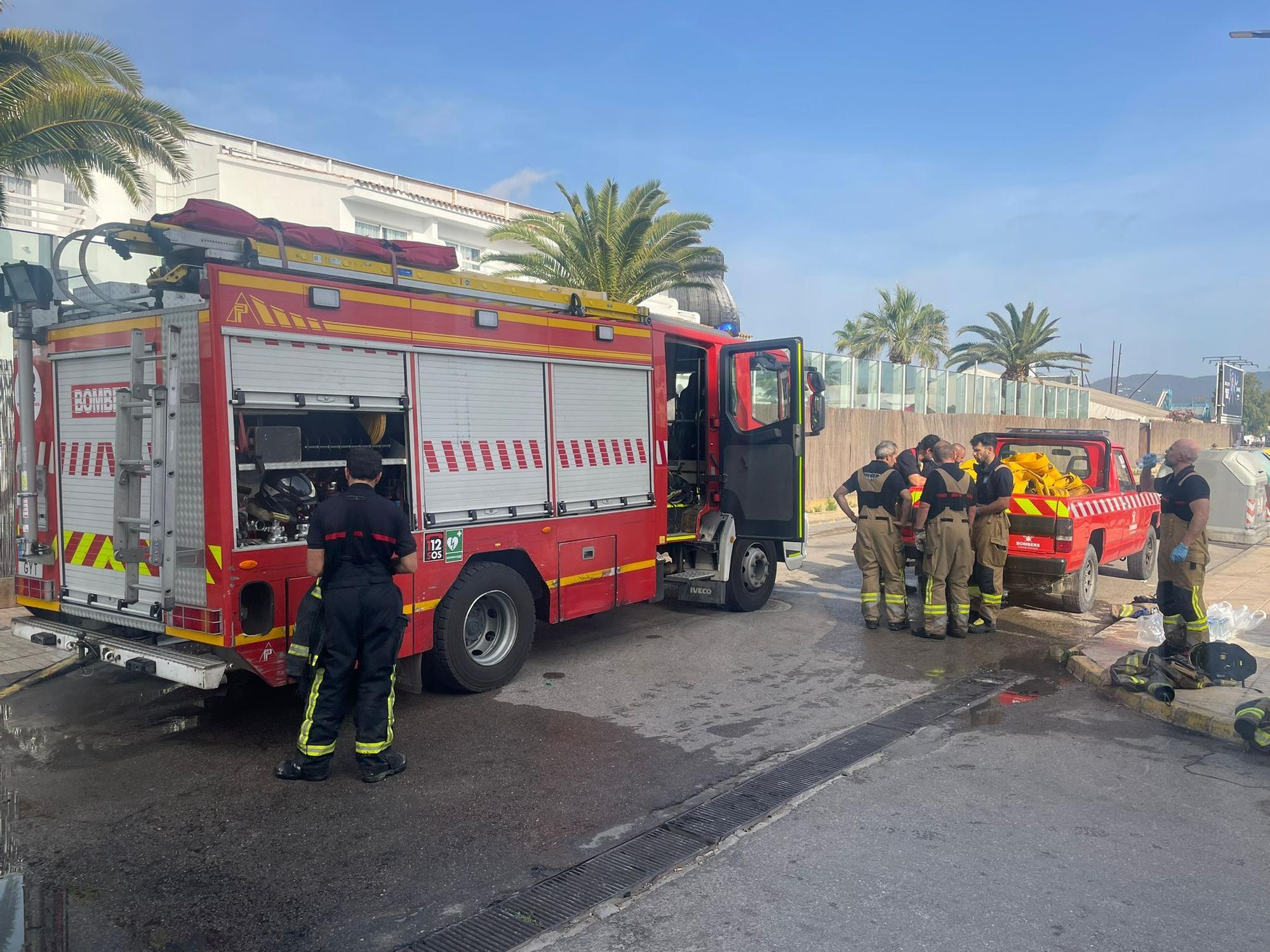 Todas las imágenes del devastador incendio en una zona de ocio de Ibiza