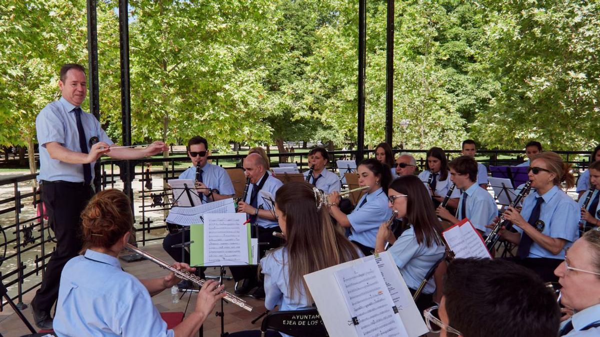 El director de la Banda Municipal, Javier Comenge, dirige a los músicos en el concierto celebrado en El Retiro.