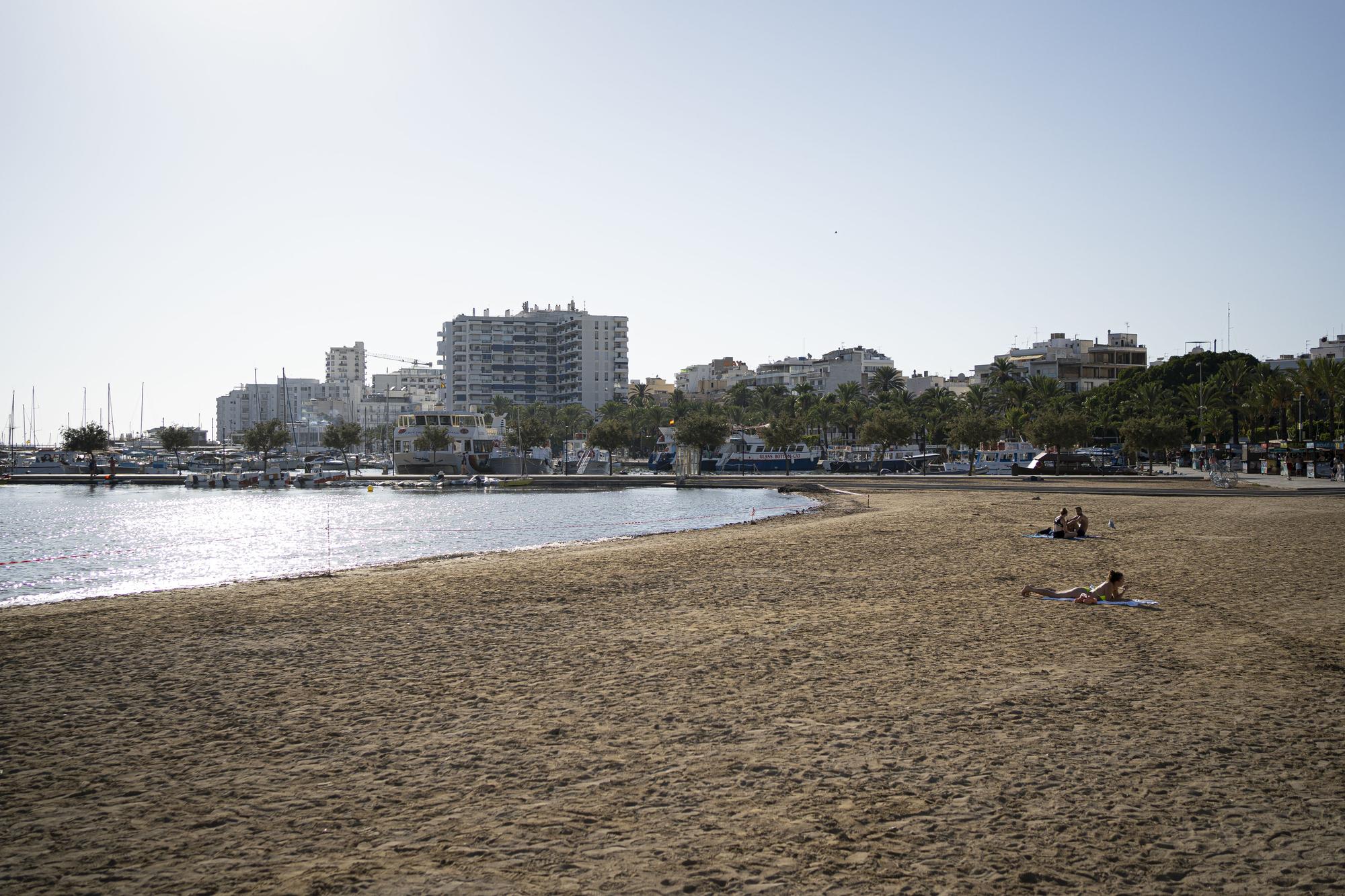 Cerrada la playa de s'Arenal en Sant Antoni por un vertido.