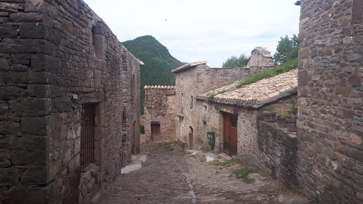 Calle de Ruesta por donde pasa el Camino de Santiago, ya rehabilitada.