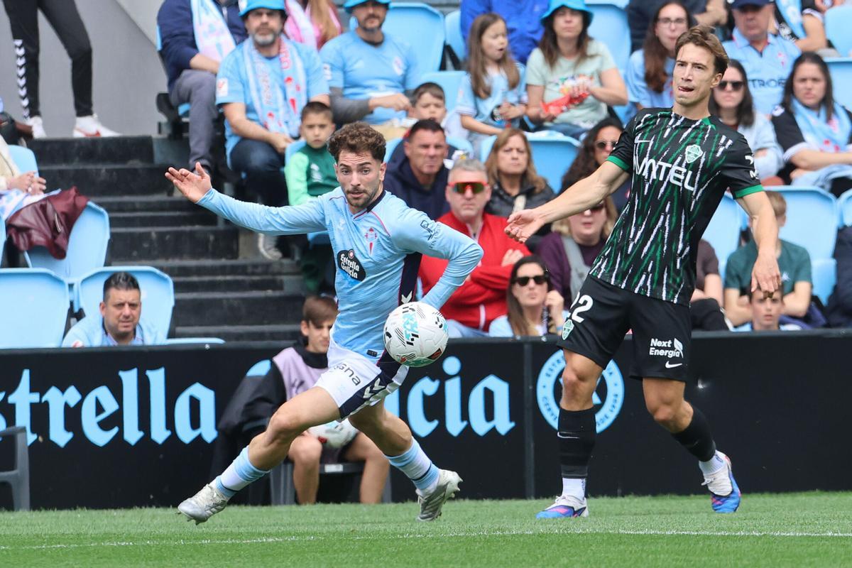 VIGO, 03/05/2026.- Javi Rueda (c), del Celta de Vigo lucha por el balón con David Affengruber (d), del Elche, durante el partido de LaLiga disputado este domingo en el Estadio Abanca-Balaídos de Vigo. EFE/ Salvador Sas