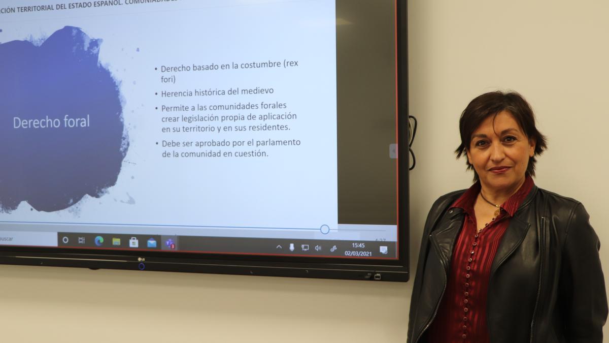 Lola Cano, Profesora de Derecho Civil