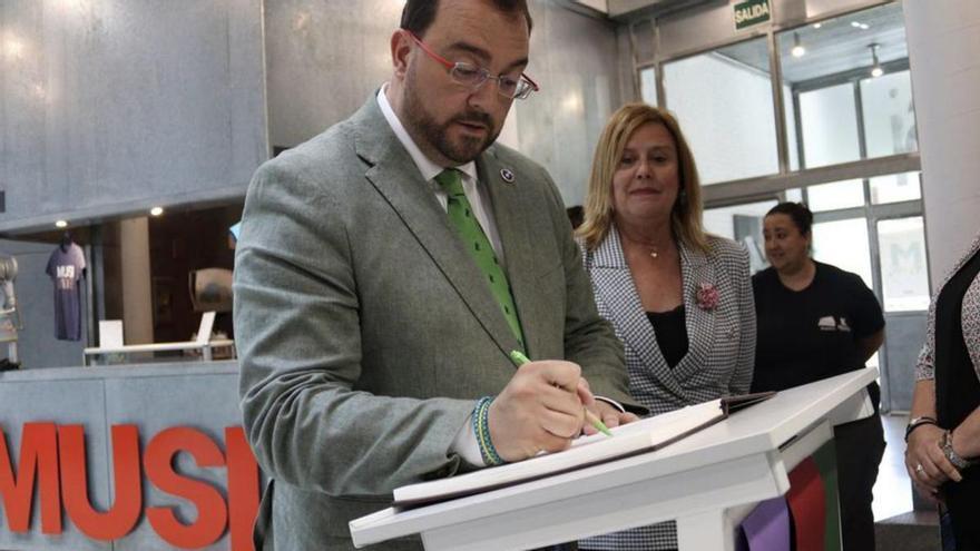 Barbón firma en el libro de honor del Museo de la Siderurgia y la Industria ante la mirada de la alcaldesa de Langreo, Carmen Arbesú. | ZAI Semeyes