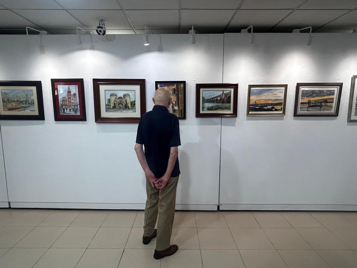 Arturo Fernández contempla las obras de su hermano Ramón