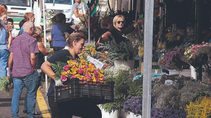 Puesto de venta de flores en el cementerio santacrucero de Santa Lastenia.