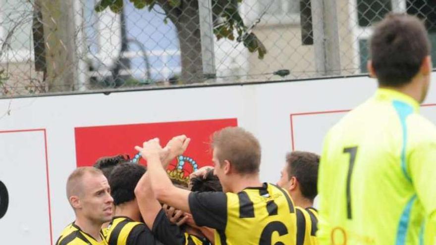 Los jugadores del Rápido celebran el gol del triunfo. // Eugenio Álvarez